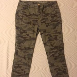 Skinny camo khaki Capri pants